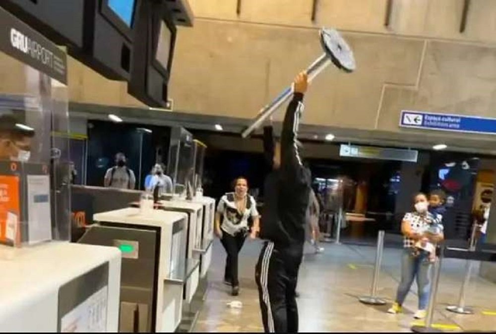 Vídeo – Casal tem ataque de fúria e destrói guichê da Gol
