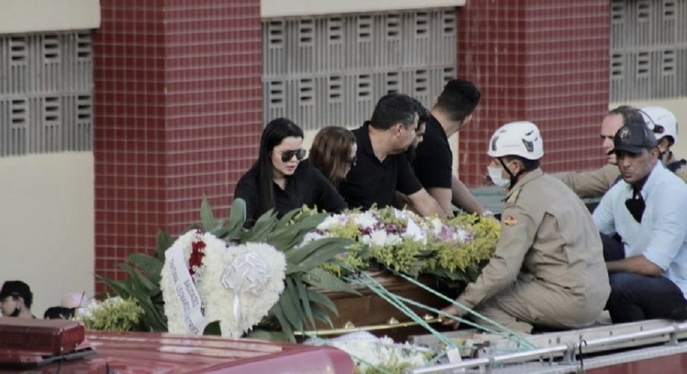 Velório de Marília Mendonça chega ao fim e corpo segue em cortejo