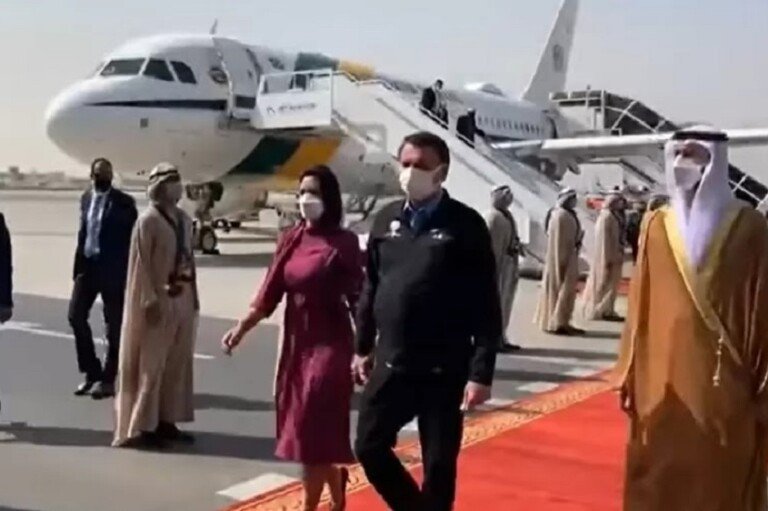 jair-bolsonaro-chega-a-dubai-ao-lado-da-primeira-dama-michelle-bolsonaro-1636800769161_v2_900x506.jpg (1)