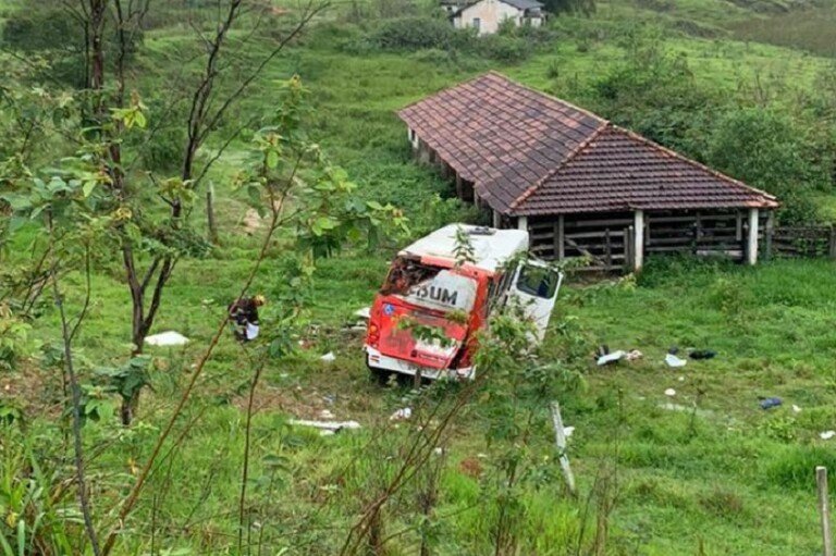 motorista-perdeu-o-controle-do-veiculo-na-br-267-chovia-no-momento-do-acidente-1636739279954_v2_900x506
