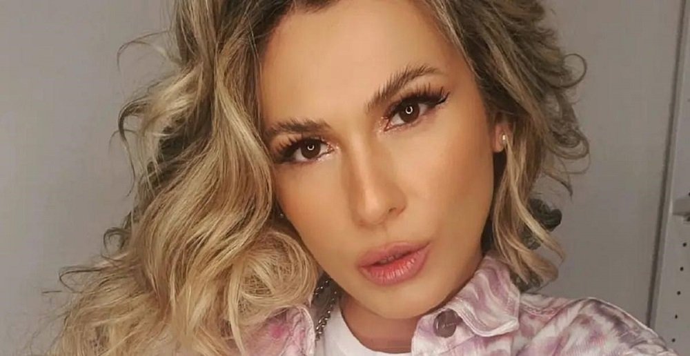Nua, Lívia Andrade posta clique ousado tomando banho: ”Um corpo é um corpo”