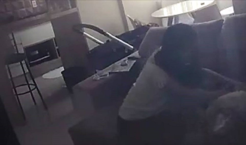 Vídeo: mãe flagra babá sufocando o filho de apenas cinco meses