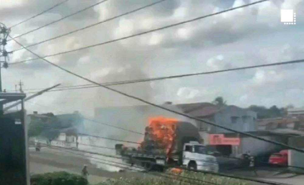 VÍDEO: Caminhão pega fogo após encostar em fio de rede elétrica no interior do RN