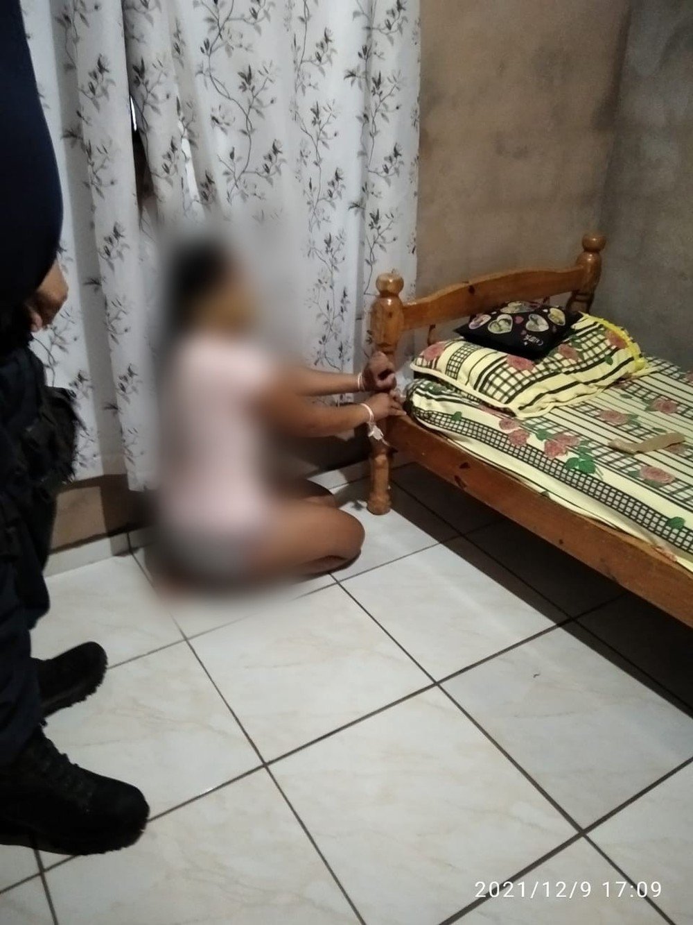 Jovem é amarrada e amordaçada e suspeitos deixam aviso: ‘para seu marido aprender’