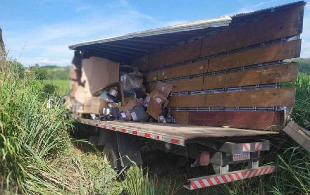 Motorista morre em acidente e populares roubam carga que estava no caminhão