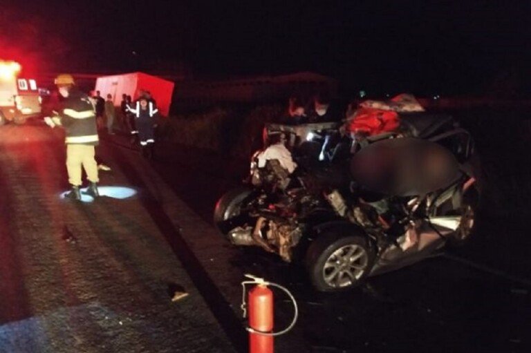 Carro-fica-destruido-em-acidente-com-caminhao-entre-Rialma-e-Rianapolis-Goias-600x400