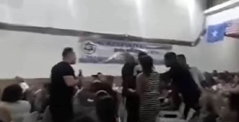 Vídeo, Pastor revela traição do marido e o pau quebra na igreja.