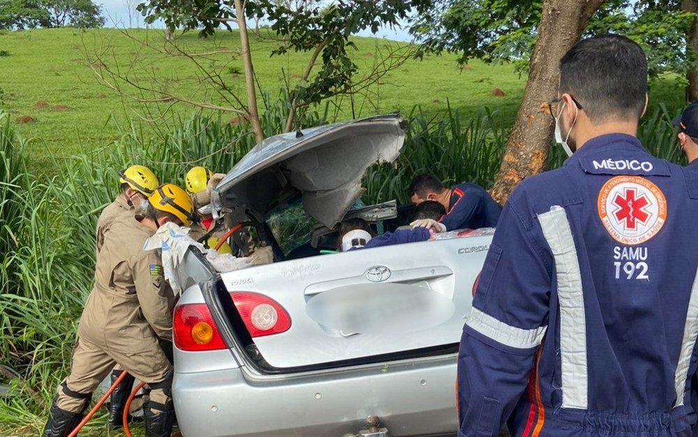 Pai e filha morrem e outras três pessoas ficam feridas em acidente de carro