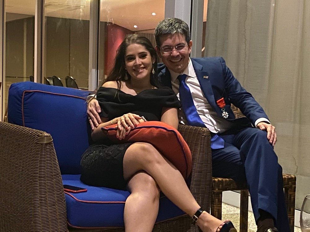 Senador Randolfe Rodrigues pede namorada em casamento