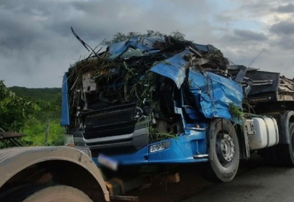 Homem fica preso às ferragens de caminhão e morre no Entorno do DF