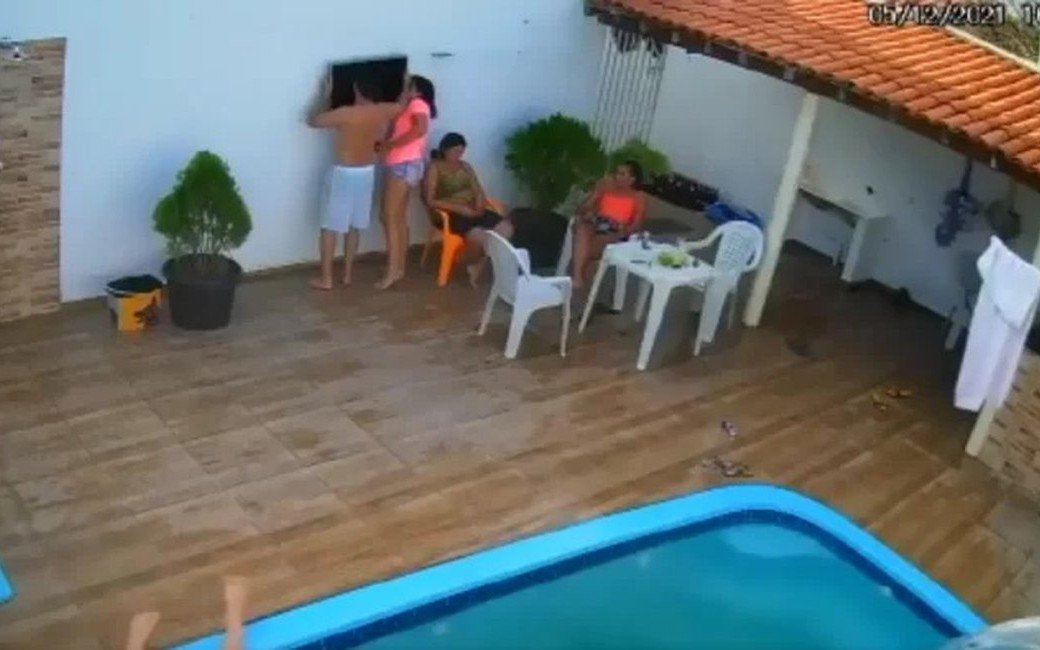 VÍDEO: Menina se afoga após ter cabelo sugado por ralo da piscina