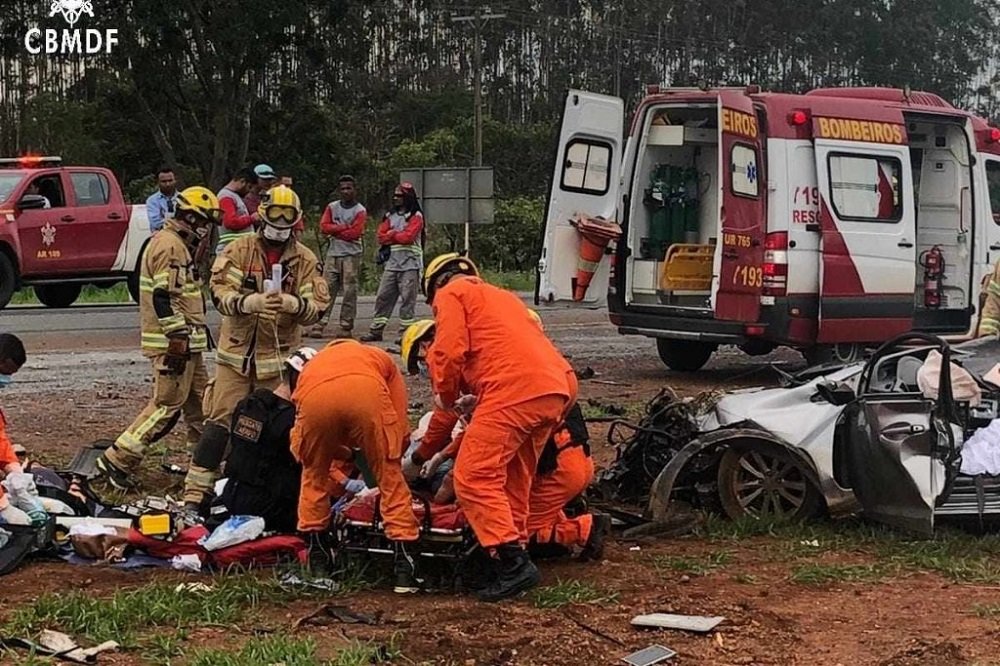 Colisão frontal entre carro e caminhão deixa mulher presa em ferragens