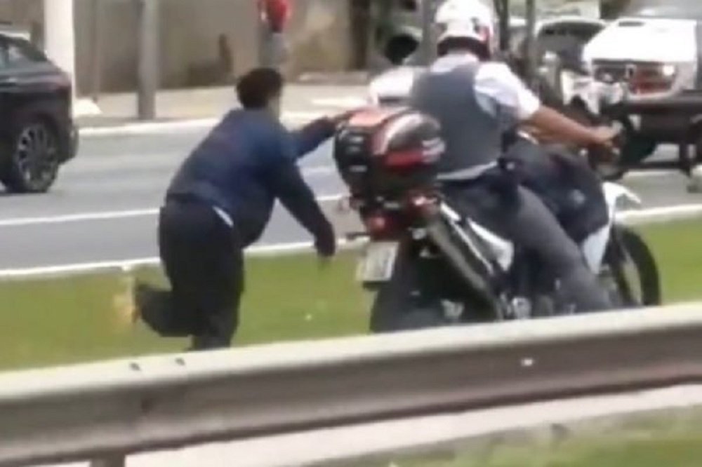 Quem é o homem que PM algemou e arrastou com moto em rua de SP