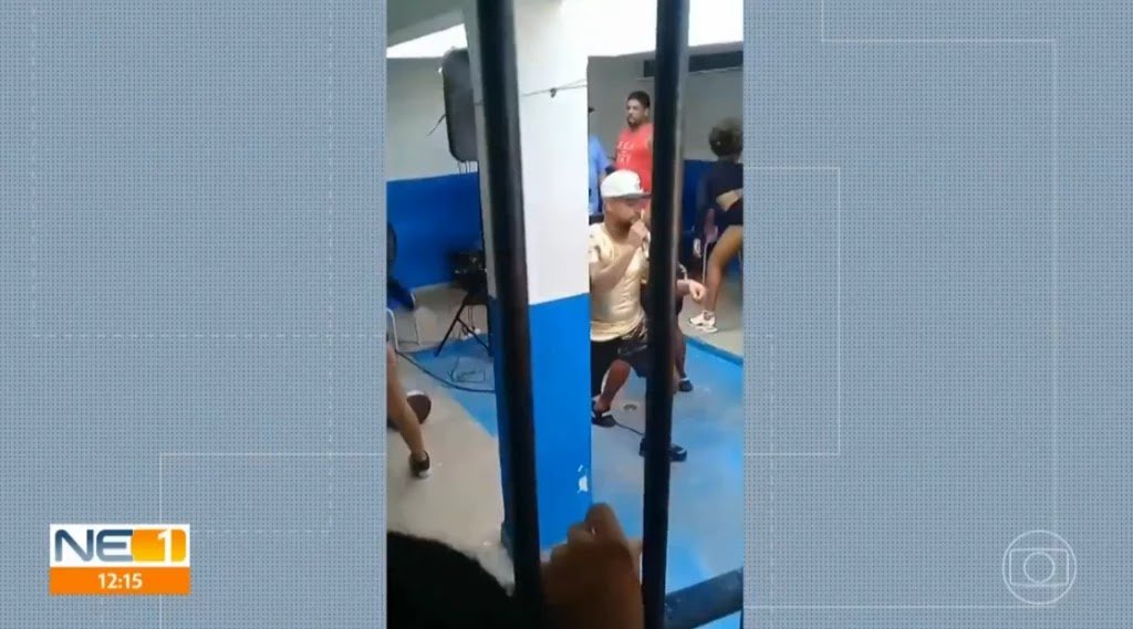 Festa em cadeia tem show de MC e dançarina rebolando