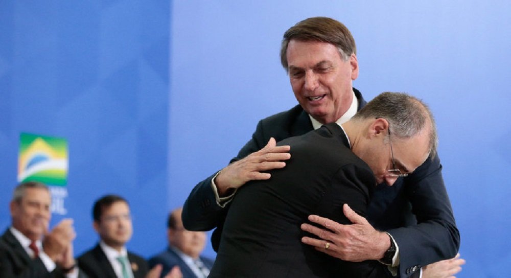 Bolsonaro comemora aprovação de André Mendonça para o STF