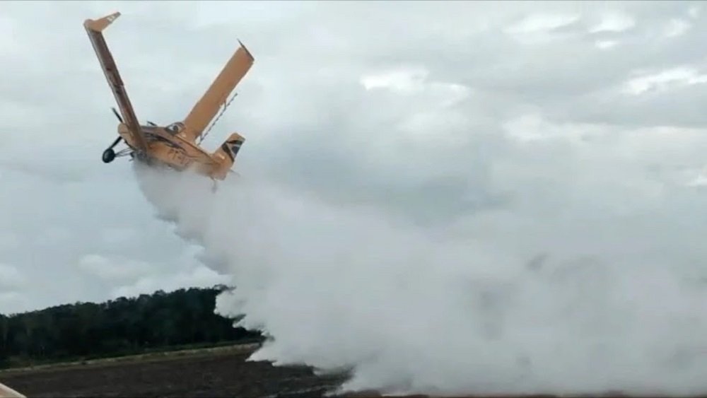 Vídeo: Asas de avião quebram, aeronave cai, e piloto sobrevive