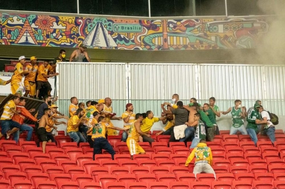 Torcedores do Gama e Brasiliense causam briga generalizada no estádio Mané Garrincha