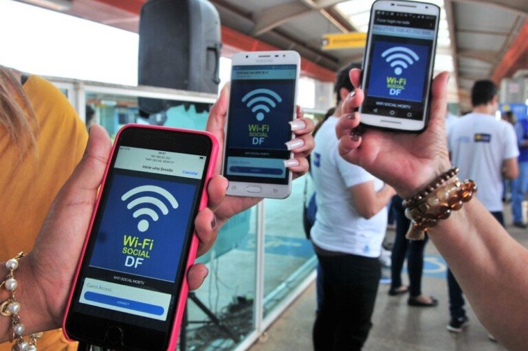 25.09.2019-Frequentadores-do-terminal-do-BRT-em-Santa-Maria-já-utilizam-a-internet-gratuita.-Foto-Acácio-Pinheiro-Agência-Brasília-interna-1024x759