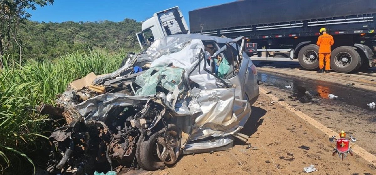 Homem morre após carro bater de frente com carreta no DF