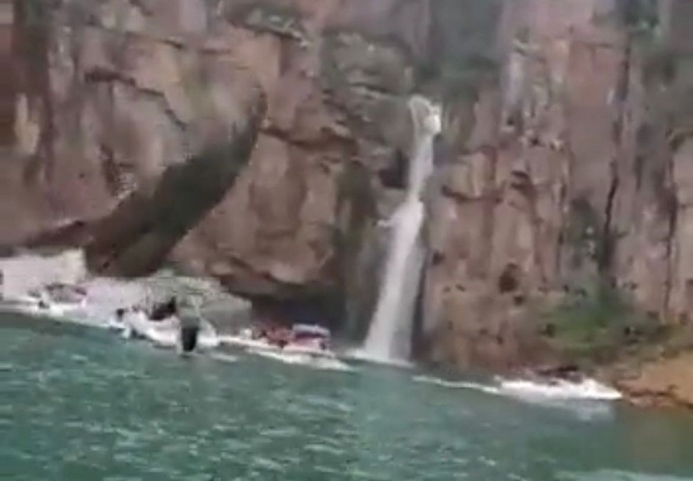 DESESPERO TOTAL: Veja o vídeo por outro ângulo a queda das pedras no Capitólio em MG.