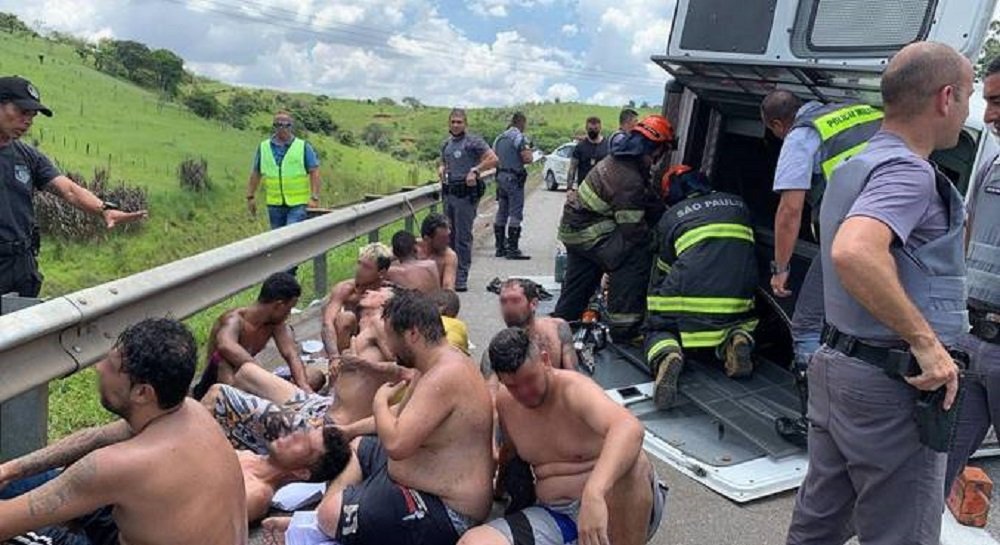 Acidente – Viatura tomba com presos na rodovia Ayrton Senna, na Grande SP
