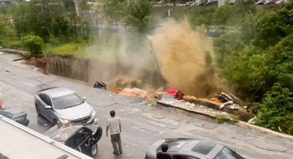 Chocante: rodovia desaba e destrói 5 carros após estouro de tubulação
