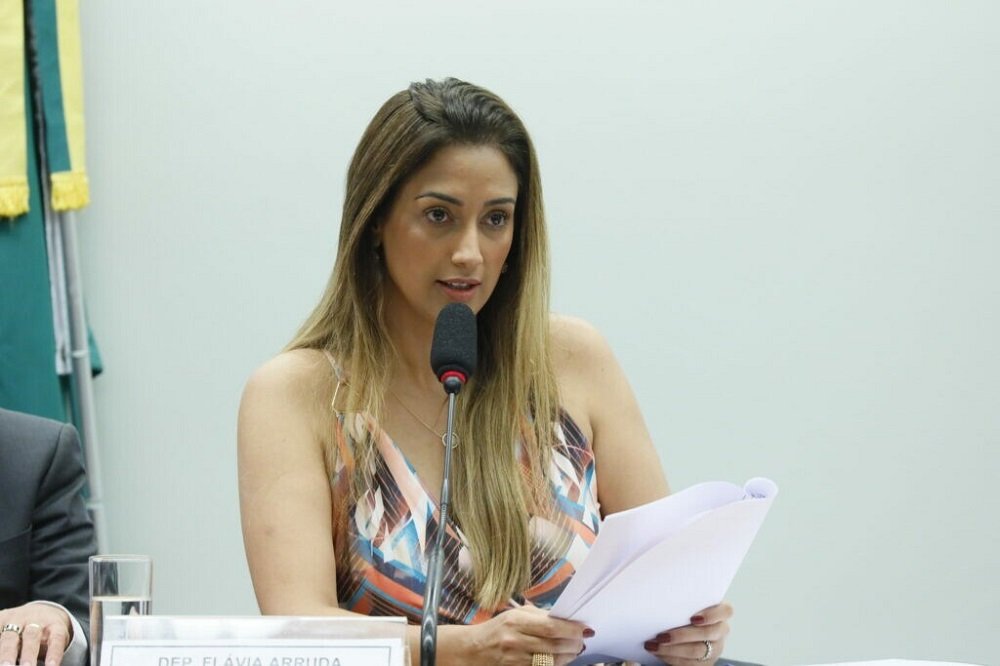 Flávia Arruda afirma que tirou licença para descanso com filhas