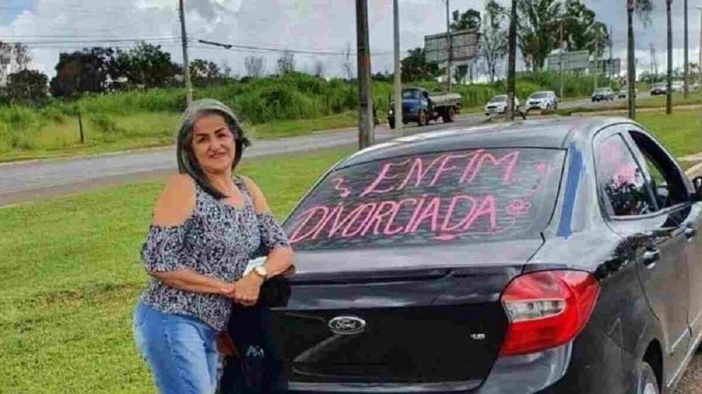 VÍDEO: Após 36 anos em casamento abusivo, mulher faz buzinaço para comemorar divórcio no DF