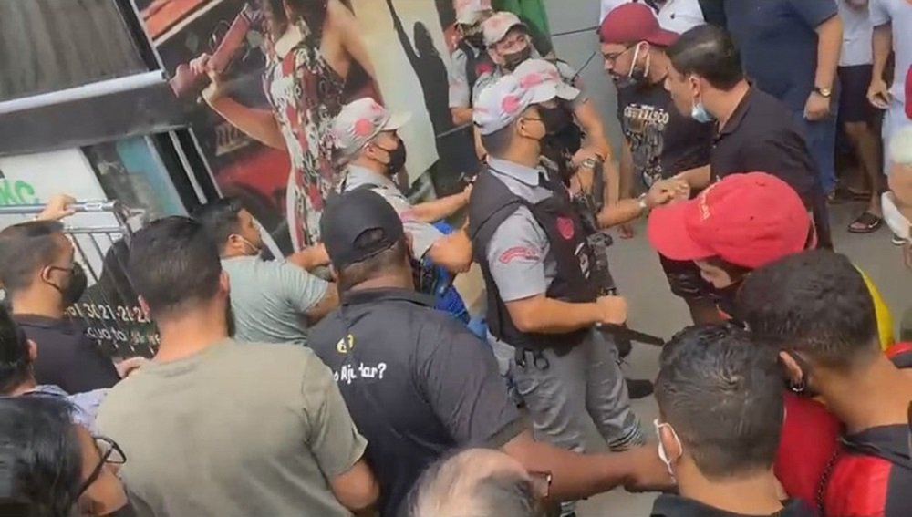 Comecientes da Feira dos importados, tentam agredir homem suspeito de aplicar golpe do cartão  utilizando o pagamento por aproximação de celular, porém, o valor não foi repassado aos vendedores