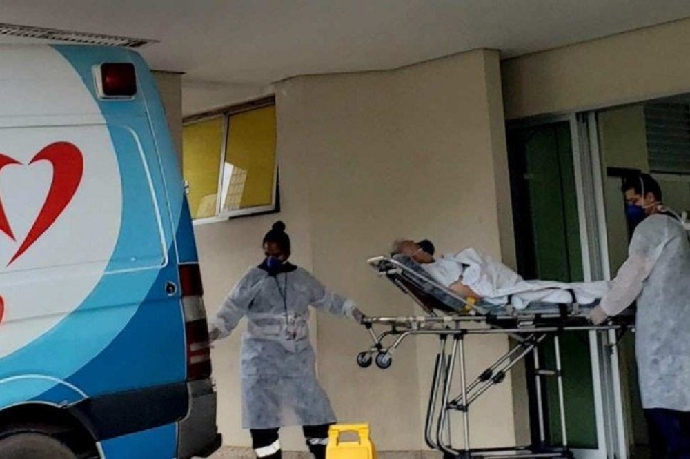Ômicron faz média de mortes por Covid subir 566% no Brasil