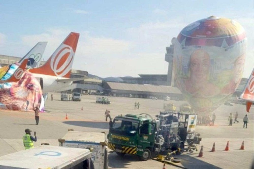 Balão com logo do SBT cai no aeroporto de Guarulhos e cobre avião; veja vídeo