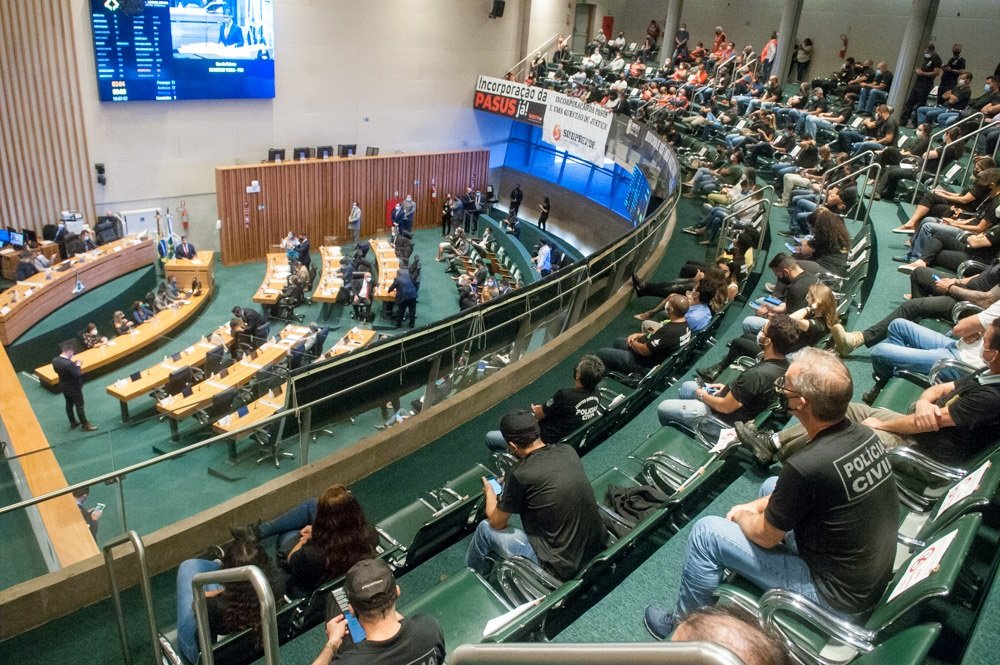 Plenário aprova projetos que beneficiam policiais civis
