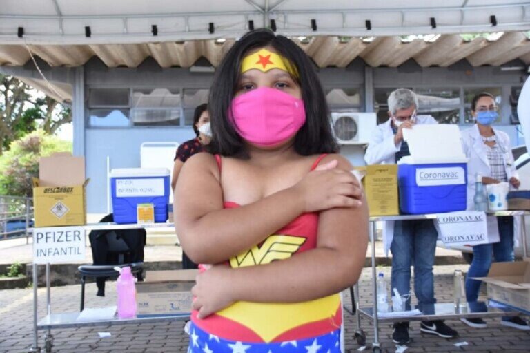 Larissa-Vitoria-se-vacinou-contra-a-covid-19-no-sabado-de-carnaval-Foto-Tony-Winston-Agencia-Saude-DF-768x512
