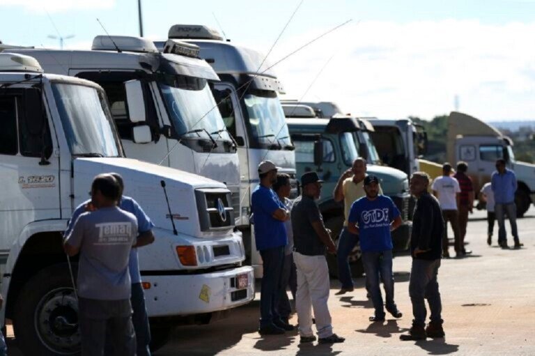 Caminhoneiros realizam protesto contra a alta no preço do combustível e uma resolução do Contran que obriga a colocar dispositivos de segurança nas caçambas.