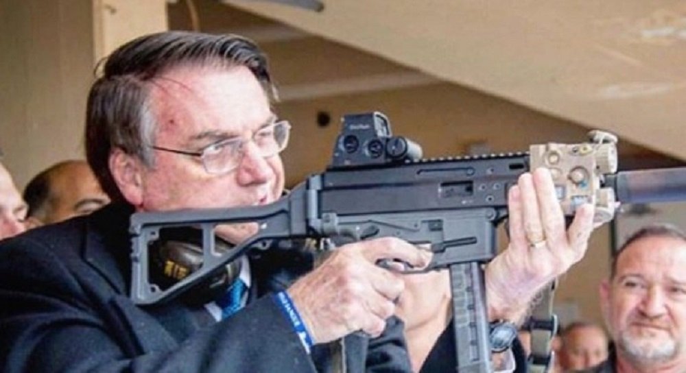‘Estamos no caminho certo’, diz Bolsonaro ao defender armas
