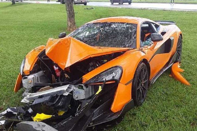 mclaren-motorista-bate-em-arvore-no-df-14022022180539262