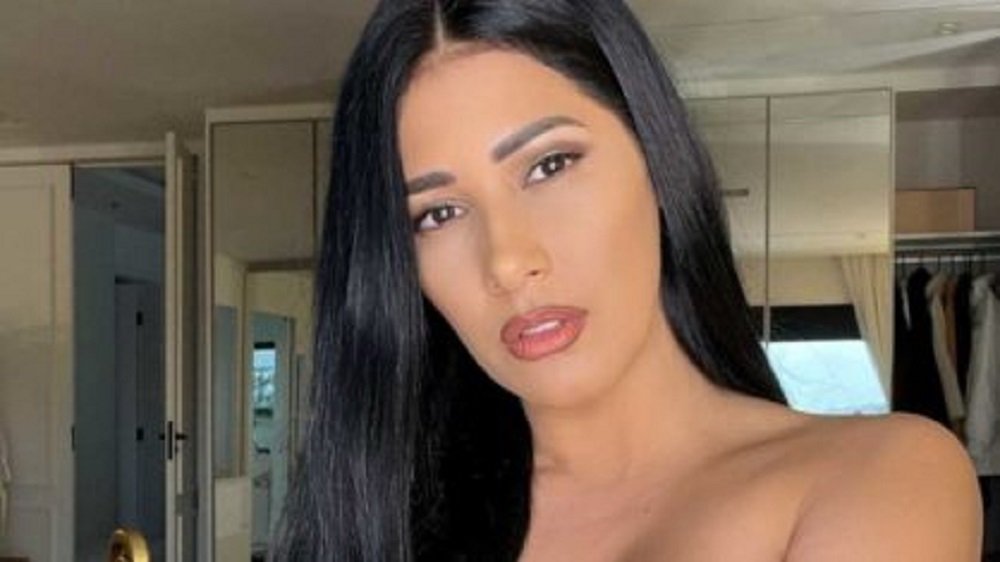 Só de lingerie, Simaria faz vídeo sensualizando e sutiã PP quase não segura volume: “Explodiu”