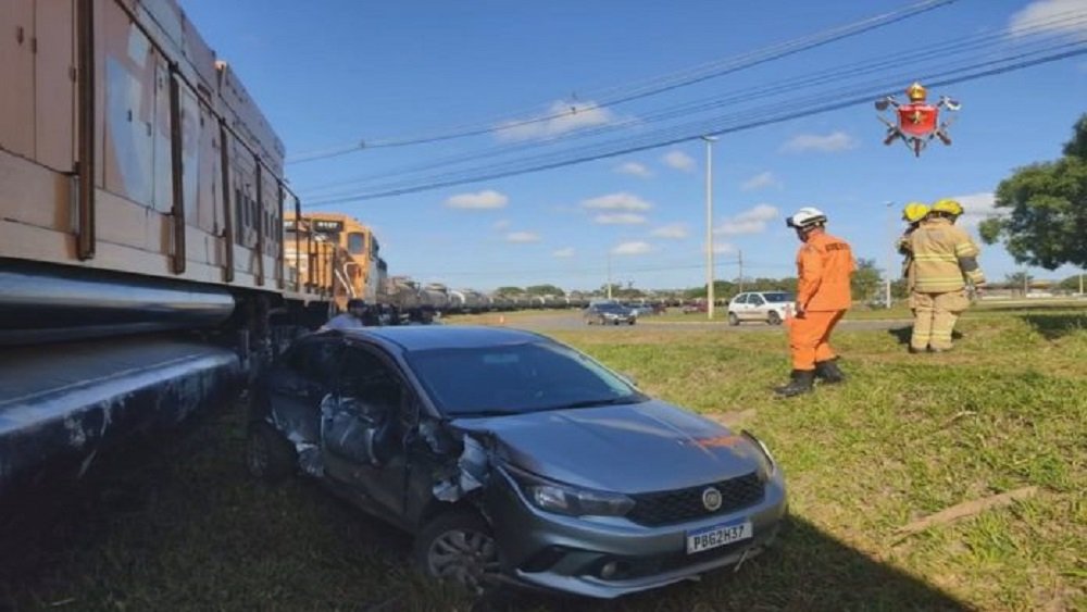 Vídeo: trem atinge e arrasta carro por 100 metros em ferrovia no DF
