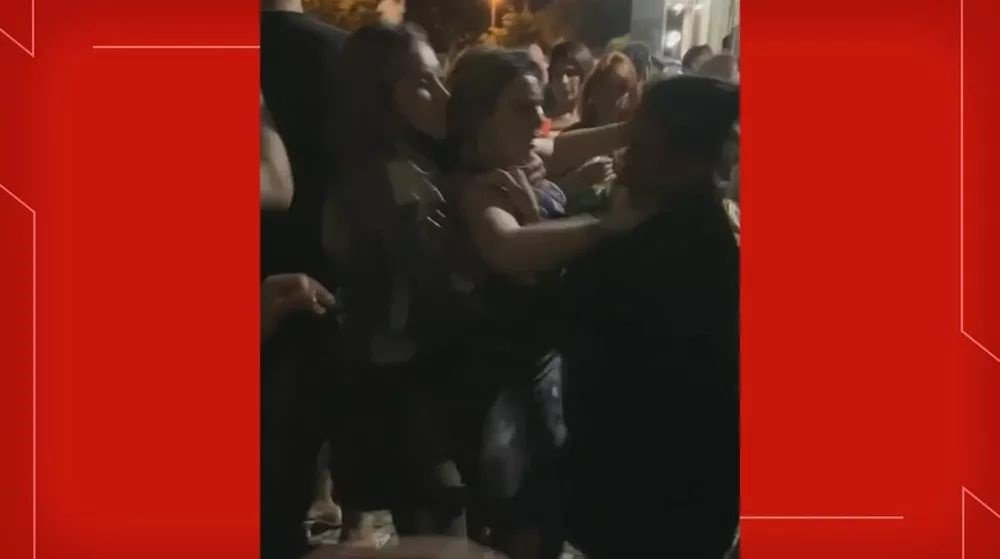 Confusão: Mulher é arrastada e expulsa de bar após defender Bolsonaro, VEJA VÍDEO