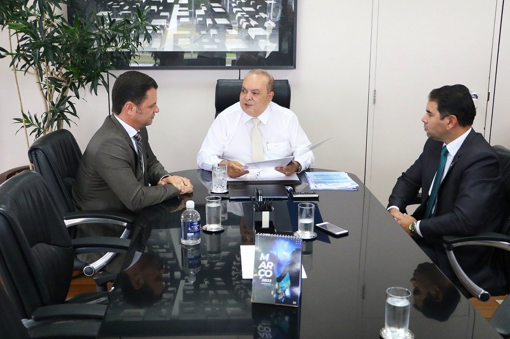 Governador Ibaneis entrega a ministro proposta de reajuste para a segurança