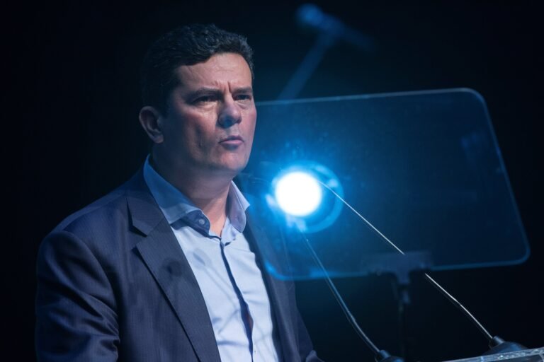 AME6028. BRASILIA (BRASIL), 10/11/2021.- El exjuez brasileño Sergio Moro, asiste a una reunión con simpatizantes hoy en Brasilia (Brasil). El exjuez brasileño Sergio Moro, que llevó a prisión a Luiz Inácio Lula da Silva y luego fue ministro del presidente Jair Bolsonaro, se afilió este miércoles a un partido de derecha que le aclamó como virtual candidato presidencial para 2022. EFE/ Joédson Alves