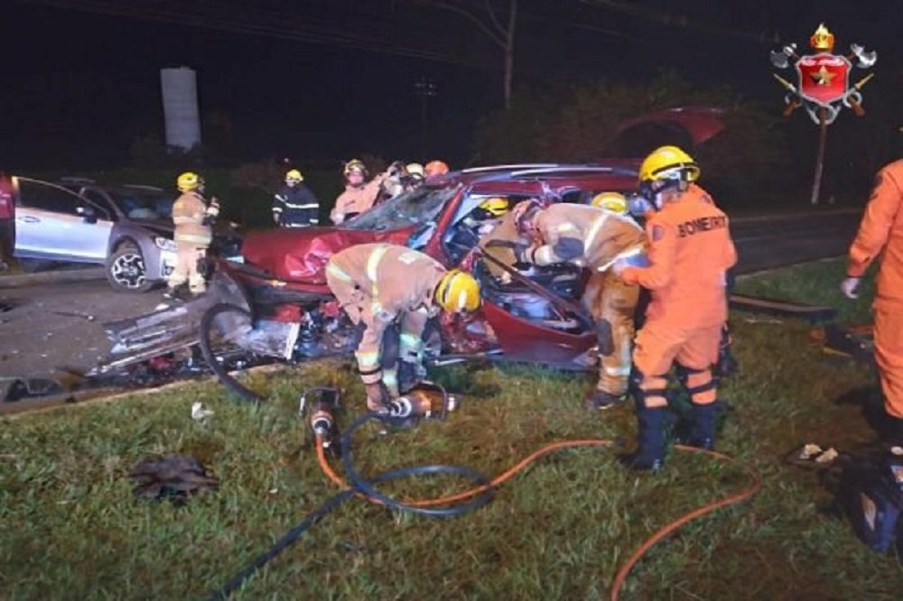 Carro invade contramão, causa acidente e deixa 5 pessoas feridas no DF