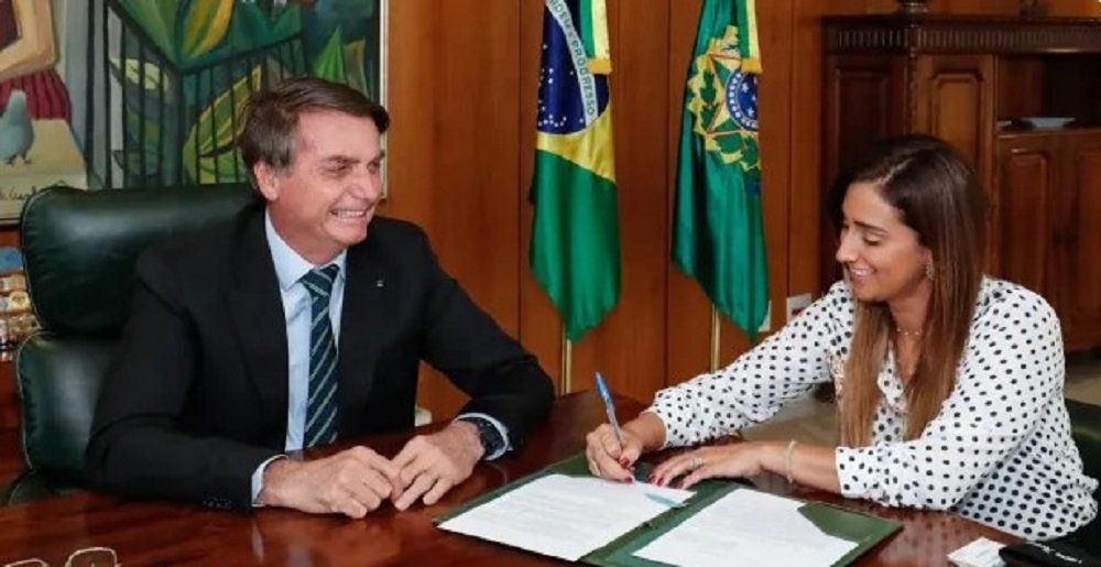 Após Bolsonaro anunciar em sua live que Flavia Arruda virá candidata ao Senado por Brasília ,  blogs noticiam que ela é “candidata ao GDF”