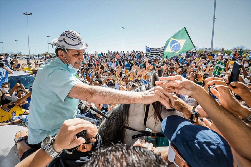 Bolsonaro anuncia pacote de medidas para socorrer e incentivar os mais pobres
