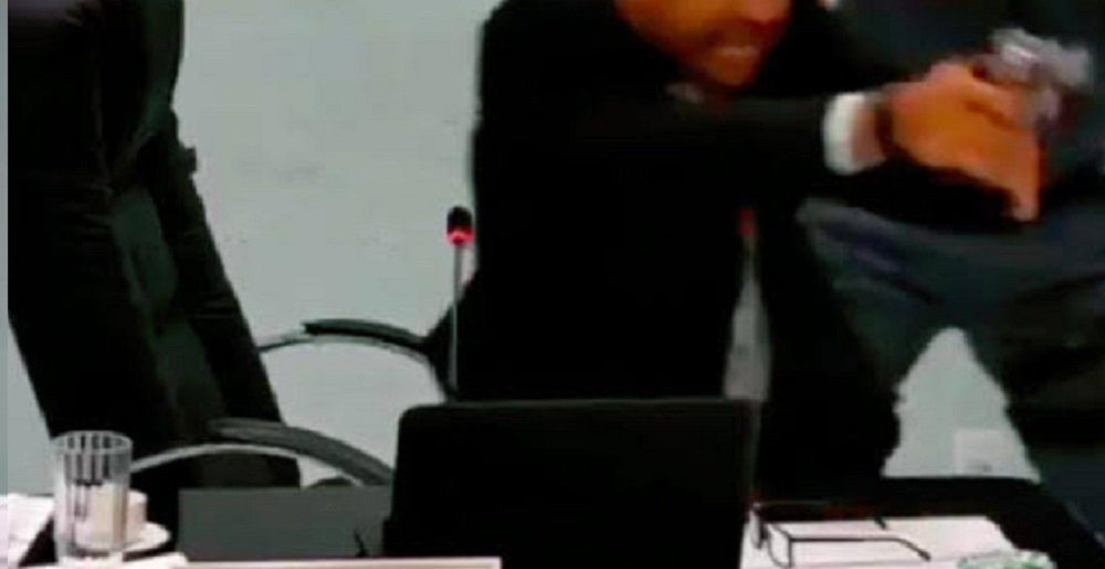 Vereador aponta arma para colega durante sessão da Câmara