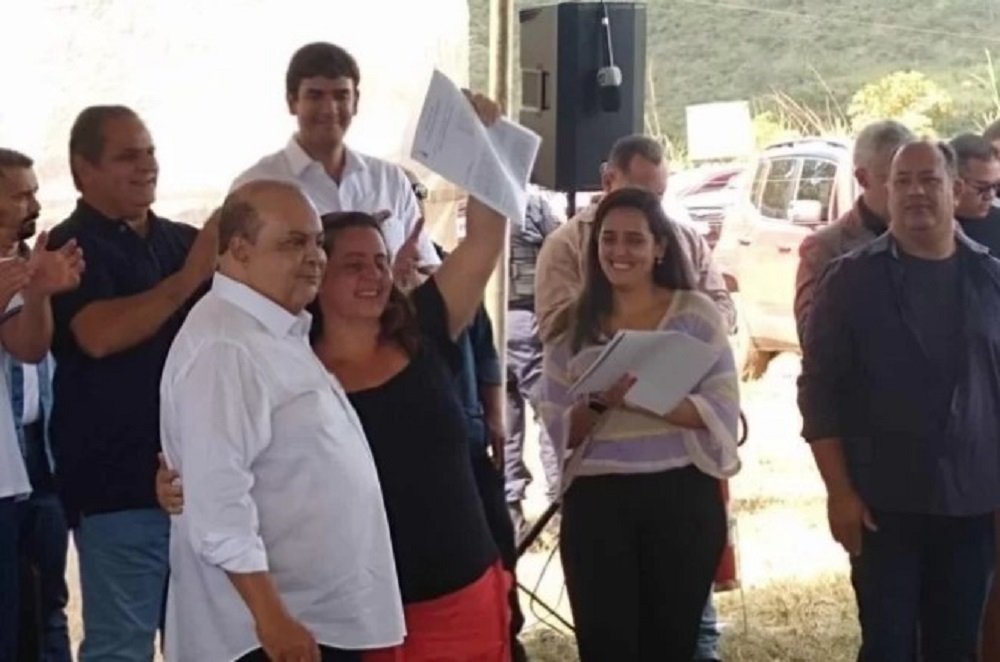 Moradores do Assentamento 15 de agosto recebem contrato de concessão