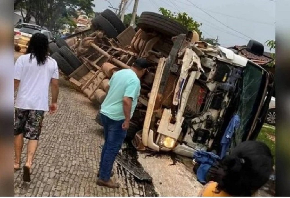 Caminhão desgovernado mata uma pessoa e fere quatro em Pirenópolis