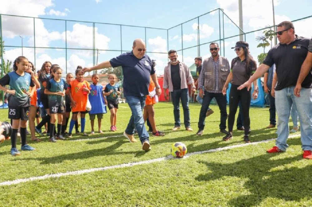 Governador inaugura campo de grama sintética em Vargem Bonita