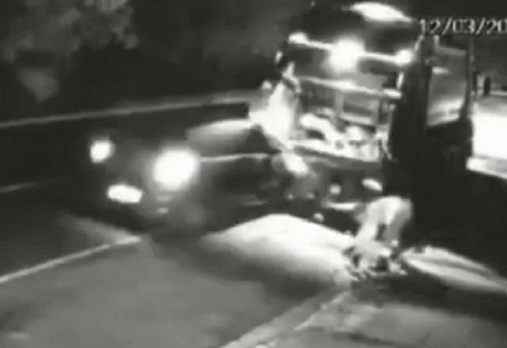 Gari é esmagado após motorista bater na traseira de caminhão de lixo; VEJA VÍDEO