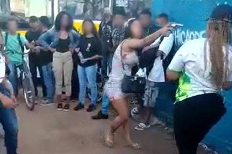 jovem-aponta-revolver-para-o-rosto-de-aluna-em-frente-a-escola-no-df-23032022093321510